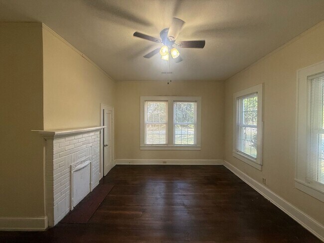 Building Photo - 911 Shady Oak Ln