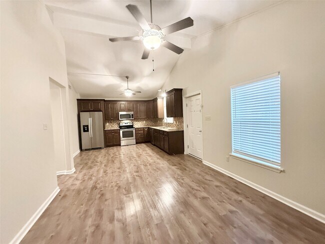 Building Photo - 140 Huisache St