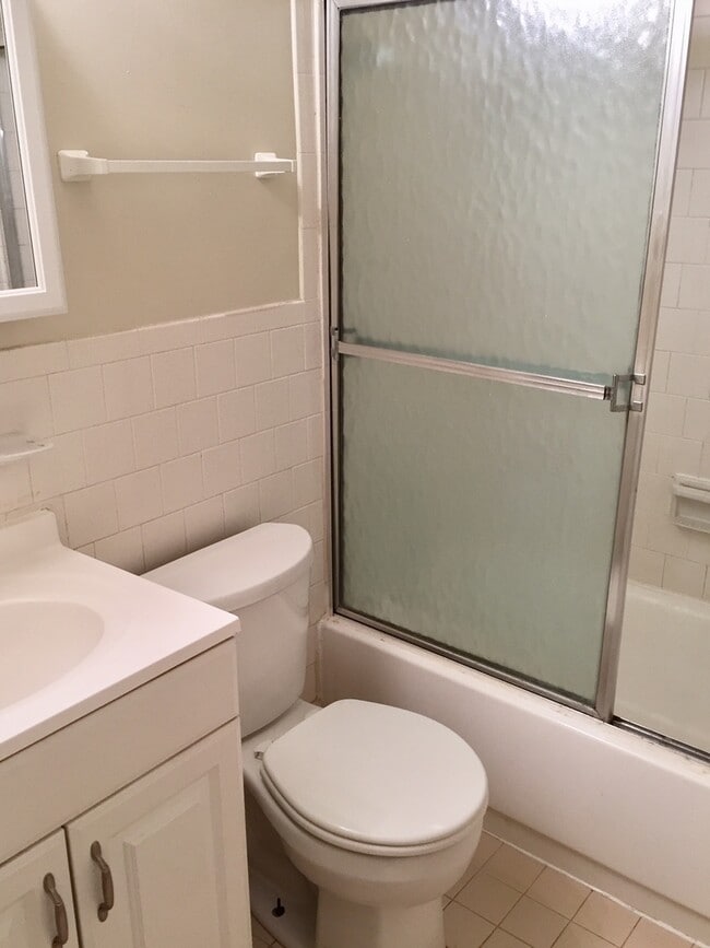 Building Photo - PRICE REDUCTION AS OF 01/2026! An Efficiency Apartment in Silver Spring RIGHT NEXT TO FOREST GLEN...