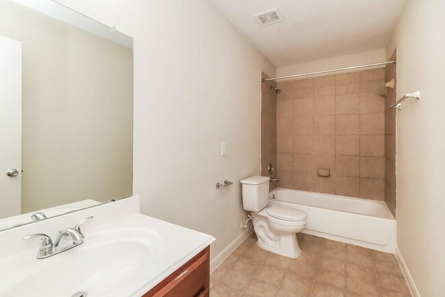Building Photo - 16610 Cheshire Grove Ln