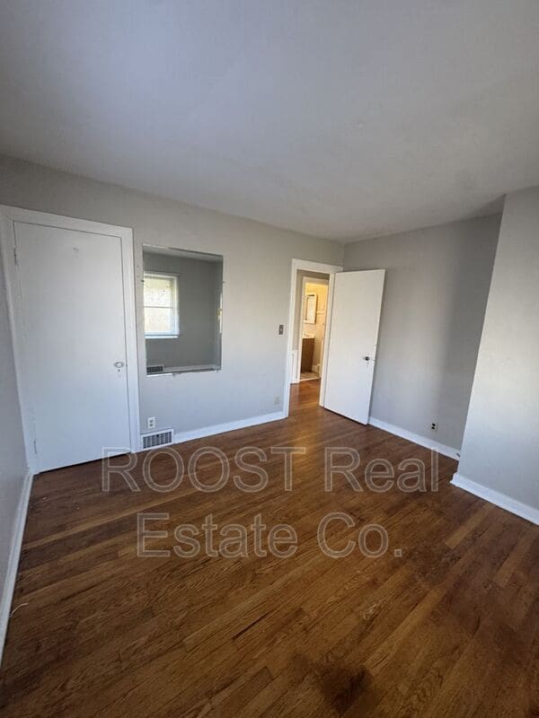 Building Photo - 1944 Victoria Ave