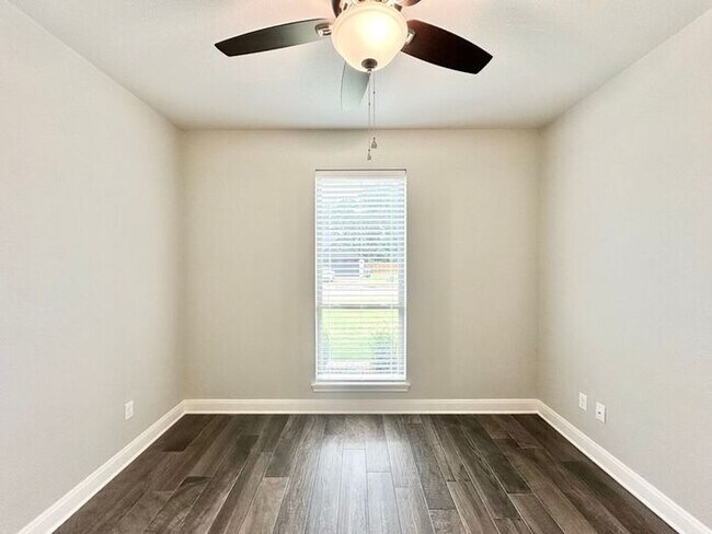 Building Photo - Available Now! Stunning 3 Bedroom 2 Bath i...
