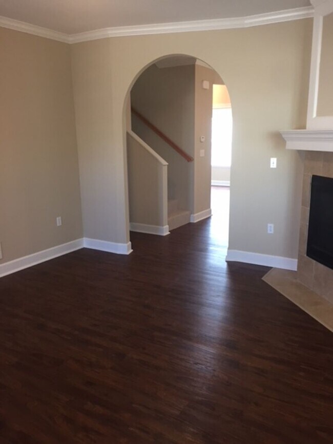 Building Photo - 4 x 3.5 single family home great for commuters!