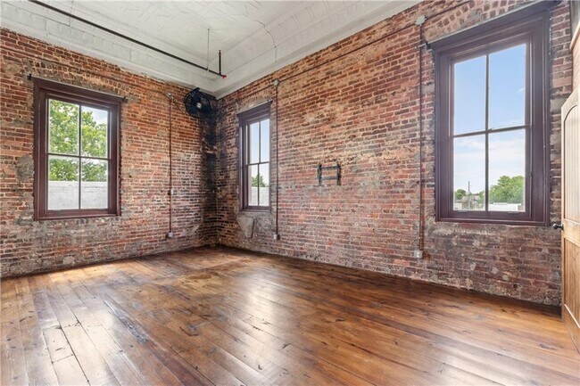 Building Photo - 558 St Francis St