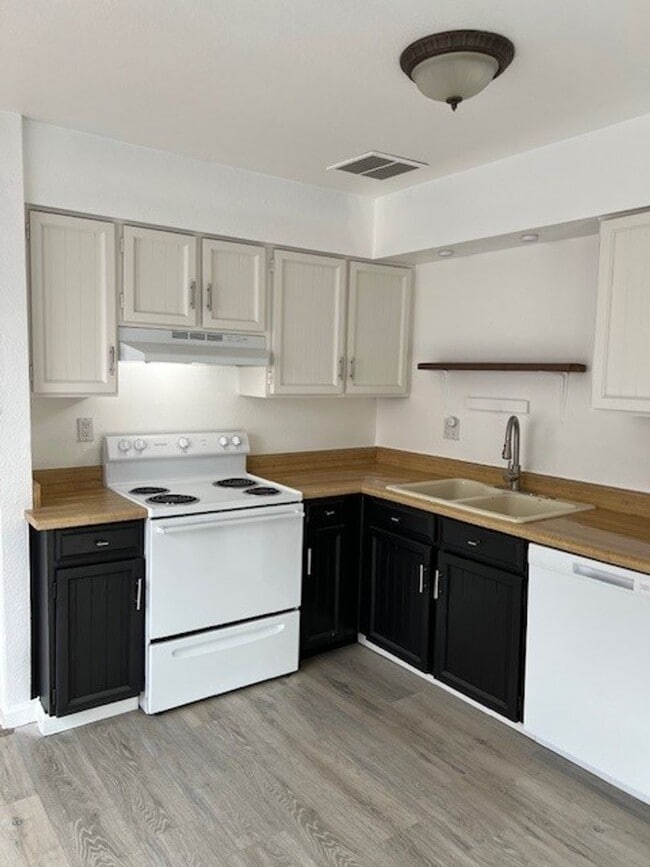 Building Photo - Palmdale