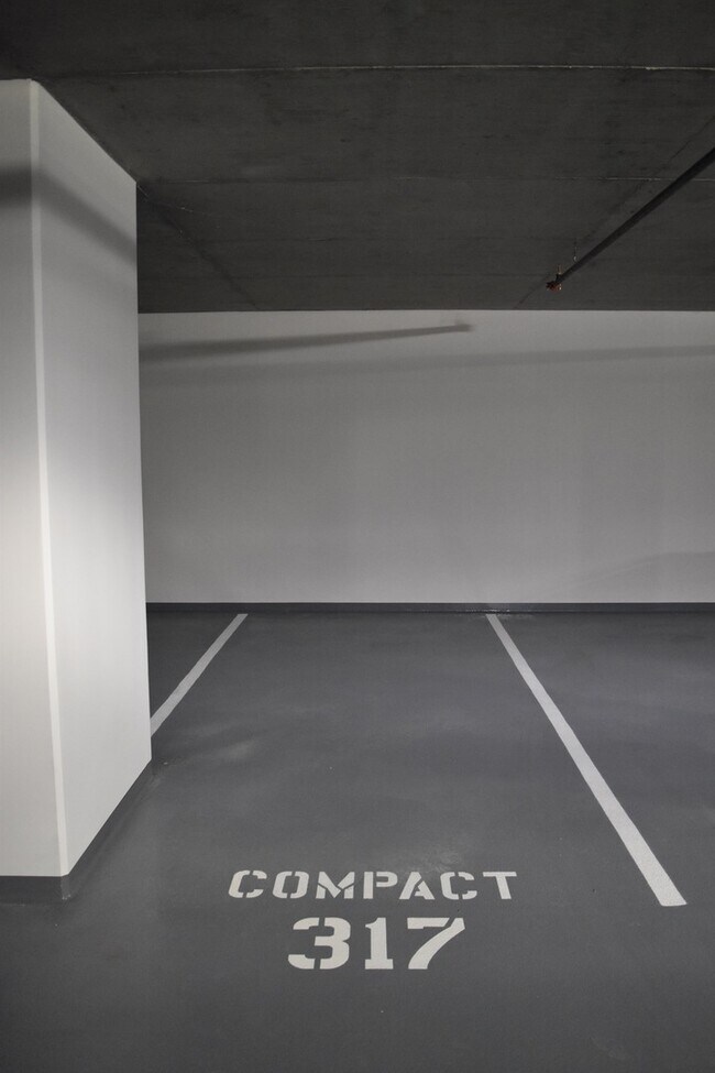 Building Photo - Spacious Luxury One Bedroom - Insignia