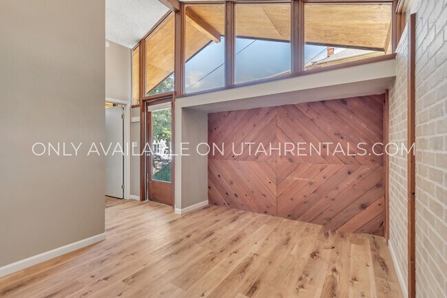 Building Photo - 1073 E 200 S