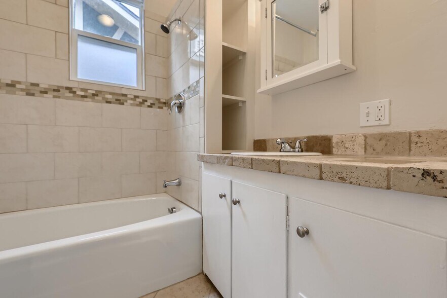 Building Photo - Sophisticated Highlands home walkable to popular eateries