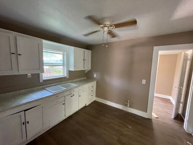 Building Photo - 224 W Santa Gertrudis St
