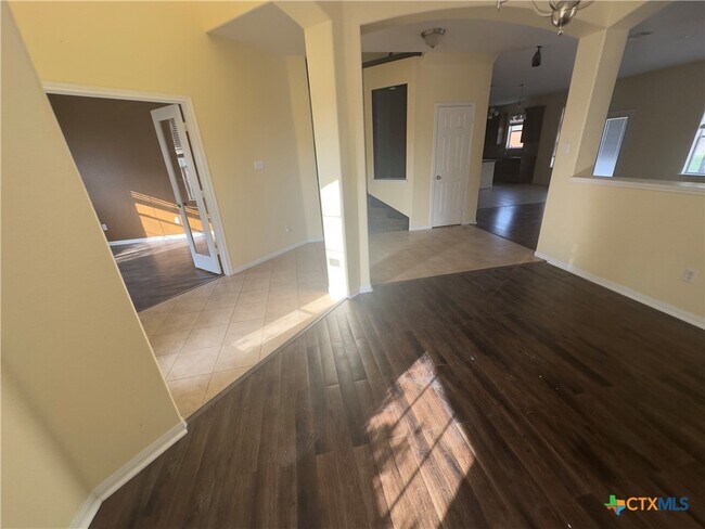 Building Photo - 2617 White Moon Dr