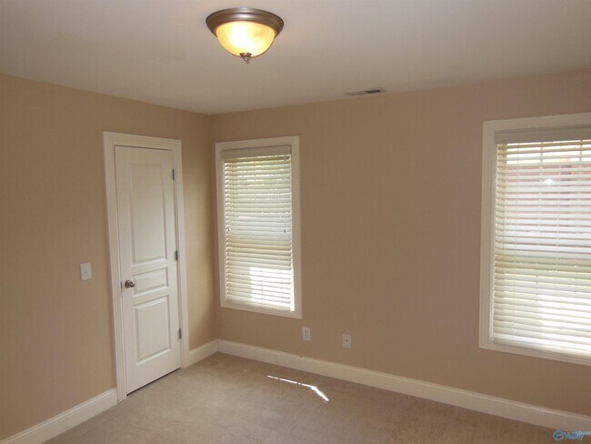 Building Photo - 2604 Little Cove Rd