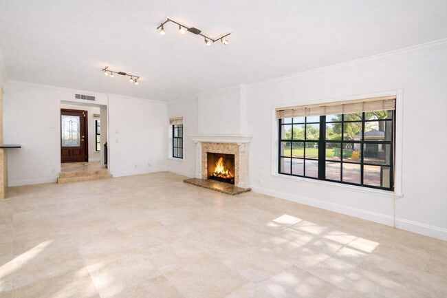 Building Photo - 1524 SE 12th St