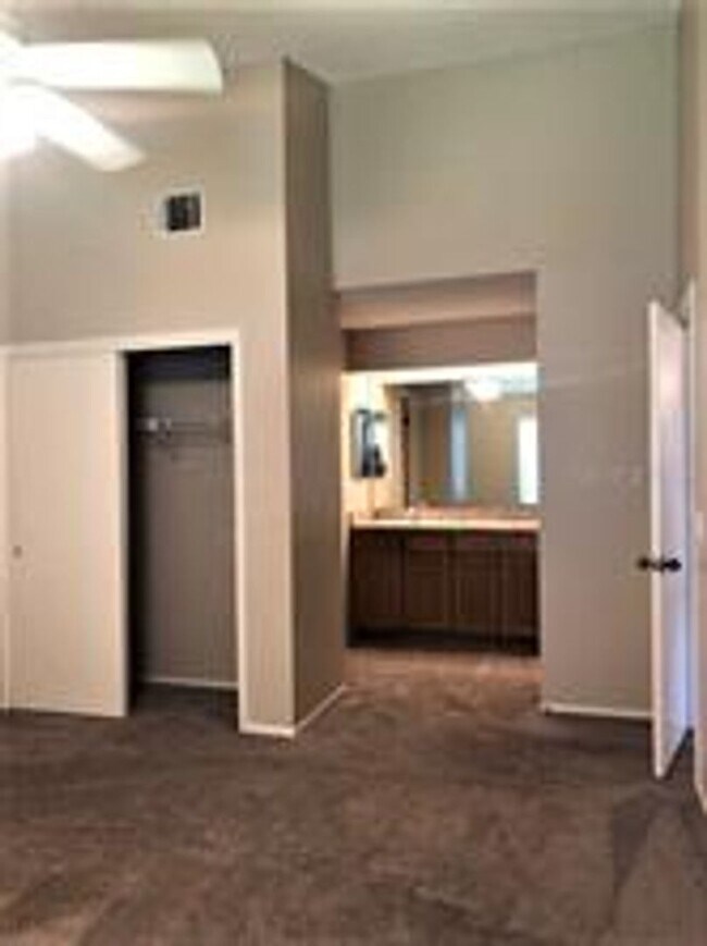 Building Photo - 467 Newton Pl