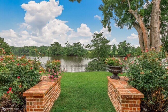 Building Photo - Beautiful Home on the Red River....