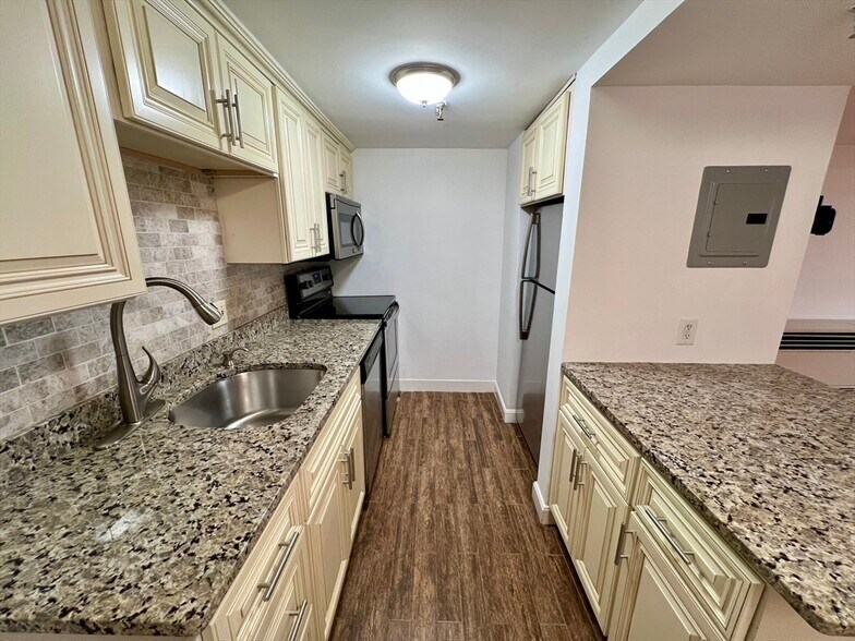 Building Photo - 244 Beacon St