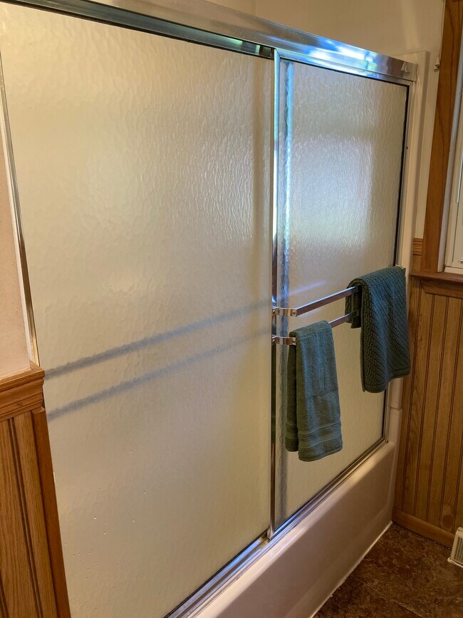 bath 1 - 422 W Melody Ave