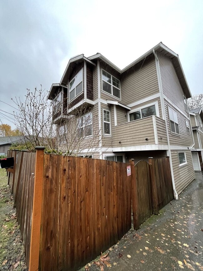 Building Photo - Wedgwood Townhome