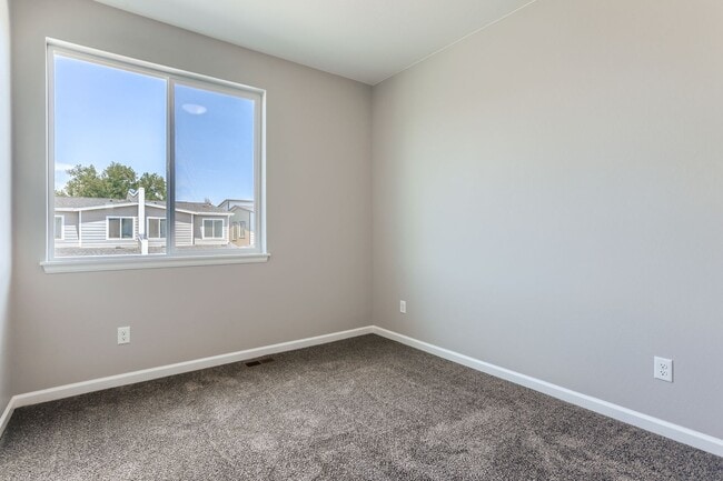 Building Photo - 5315 E 63rd Pl