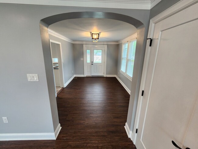 Building Photo - 2 Bedroom || 1 Bathroom House - Newly Reno...