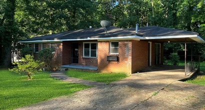 Building Photo - 3 Bed and 1.5 Bath in Decatur!