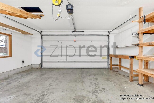 Building Photo - 9380 SW Sagert St