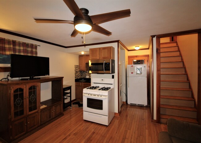 Kitchen area - 251 Lake Shore Dr N