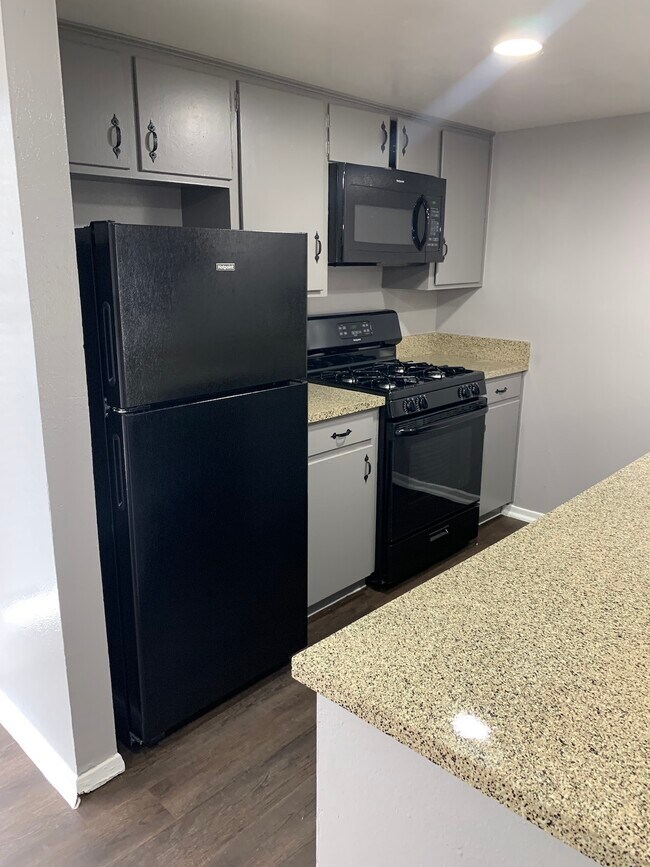 Building Photo - 411-411 Ponder Ave