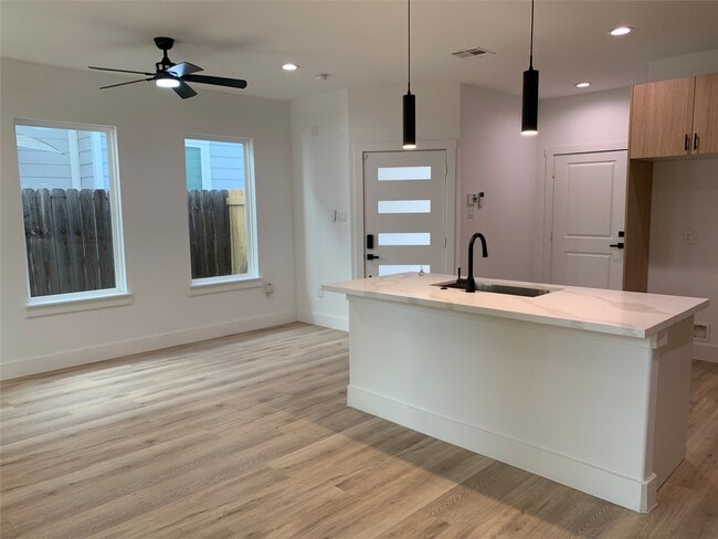 Building Photo - 9026 Scott St