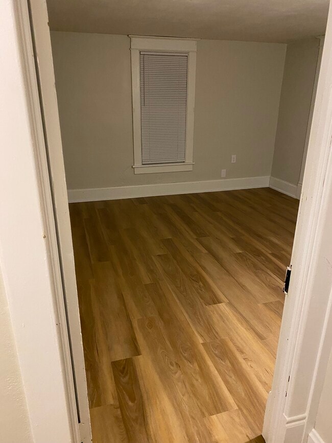 Building Photo - Yellow (417)