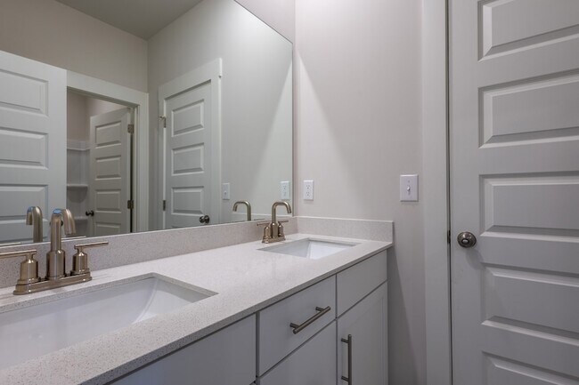Building Photo - 1442 English Oak Dr
