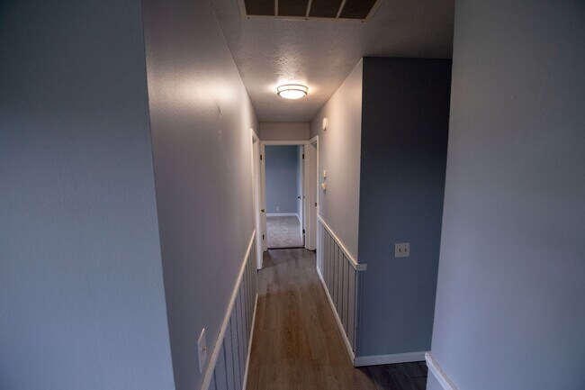 Building Photo - Lovely 3 Bed / 2 Bath in Private Setting--AVAILABLE NOW!!!
