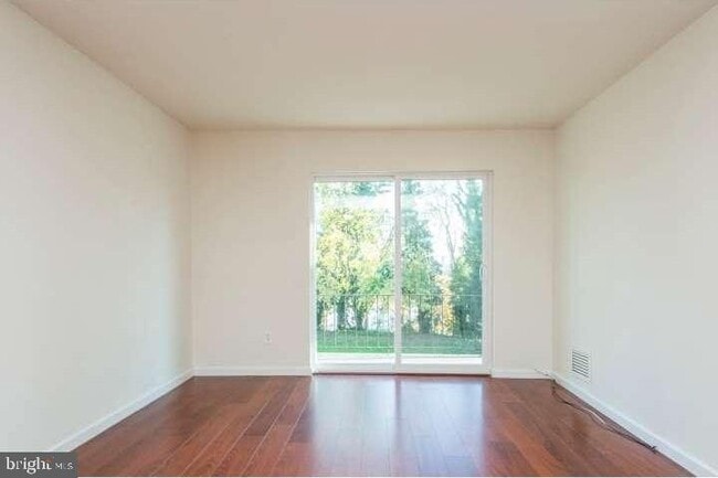 Building Photo - 326 Hermit St