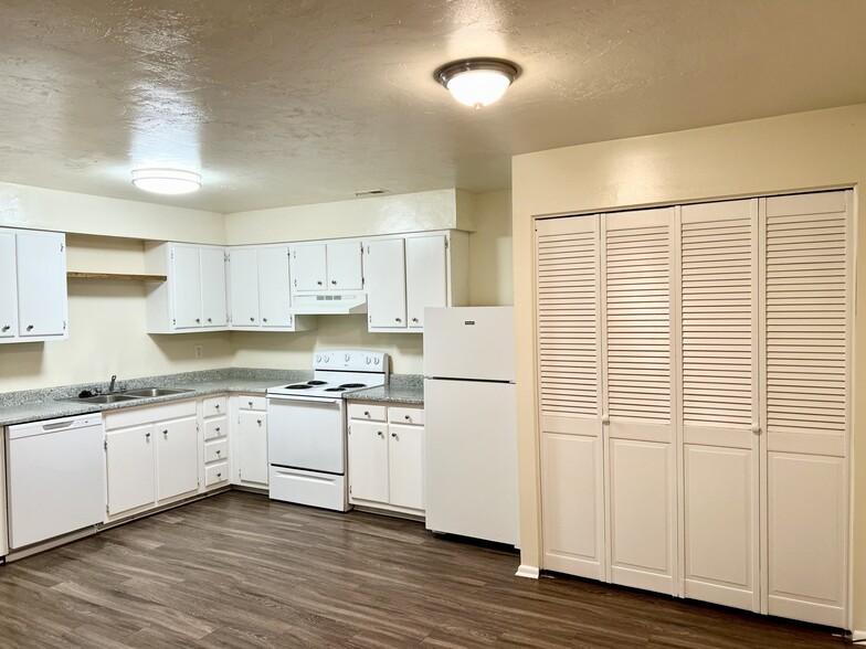 Kitchen - Linden Colonial