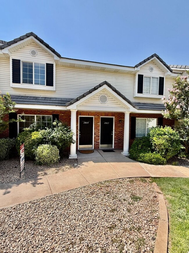 Building Photo - Redone Lexington Hills Townhome