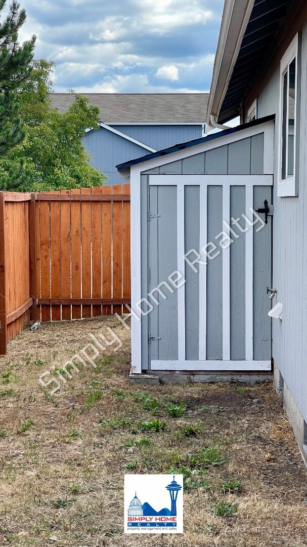 Building Photo - Welcome home to this charming 3 bedroom, 2 bathroom home in the heart of Yelm!