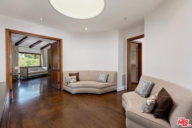 Building Photo - 2134 La Mesa Dr