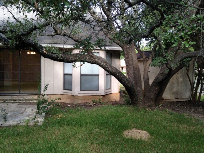 Building Photo - 410 Deepwood Dr