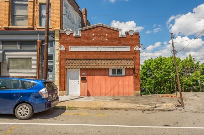 Building Photo - Gorgeous 2 bedroom in Pittsburgh available July 15!