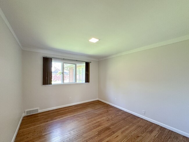 Building Photo - Stylish Grosse Pointe Woods Ranch with EV ...