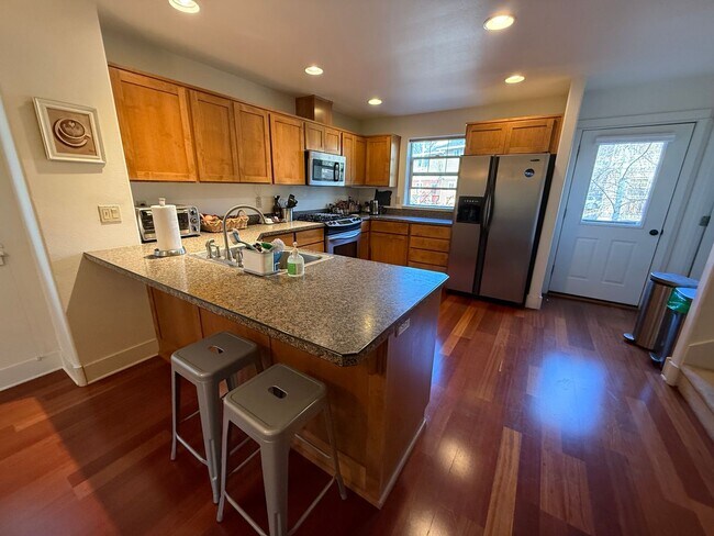 Building Photo - Beautiful 2 Bed/2.5 Bath Townhome on Bend's Westside - Shevlin Park Road