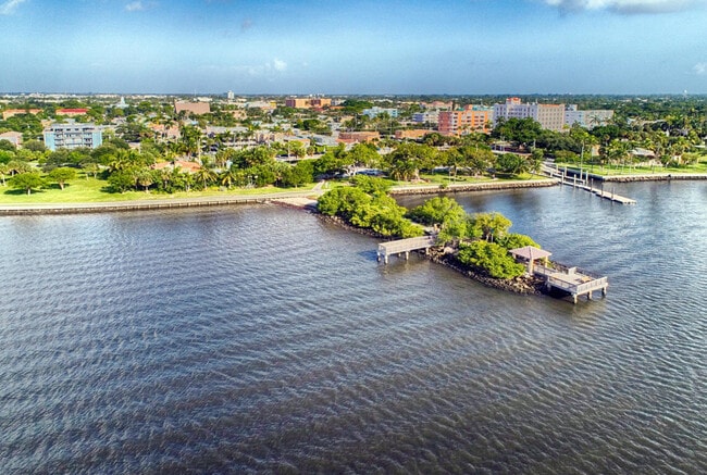 Building Photo - 301 S Palmway