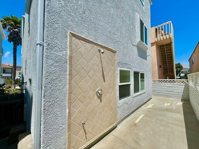 Building Photo - Hollywood Beach | Oxnard | 3 Bed + 3.5 Bat...