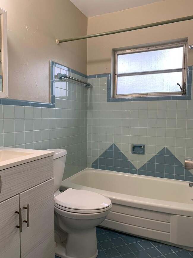 Building Photo - 4 Bedroom 2 Bath Spacious Home