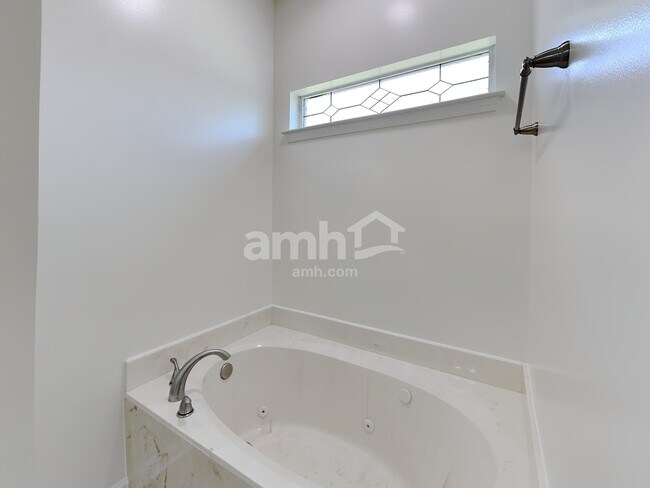 Building Photo - 5634 Broadway Dr W