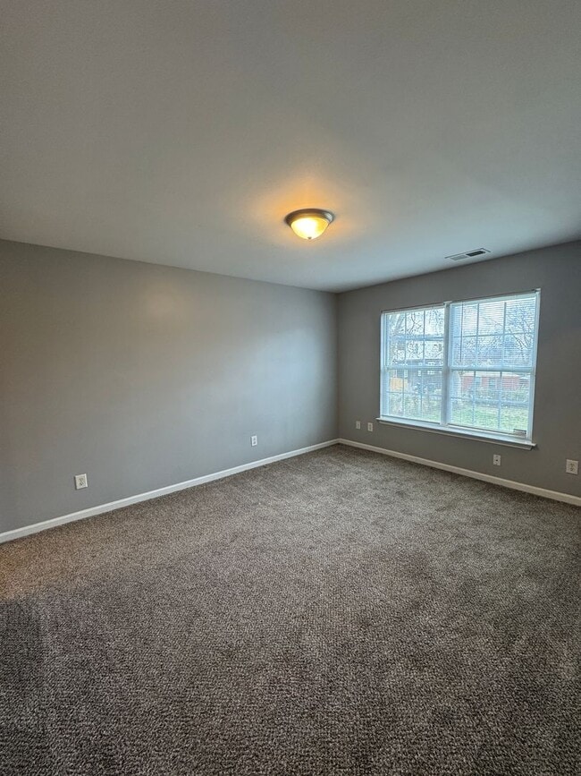 Building Photo - RARE 3-bedroom 2 bath single-family home offers the privacy of a house and a fully fenced in yard...