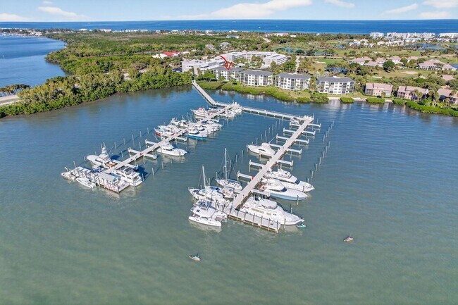 Building Photo - 390 NE Edgewater Dr