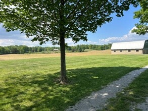 Building Photo - Country Living at Its Finest!