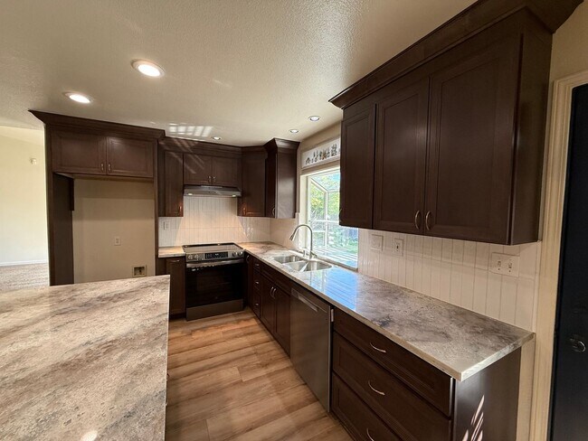 Building Photo - Nicely updated 4-bedroom in Oakdale!