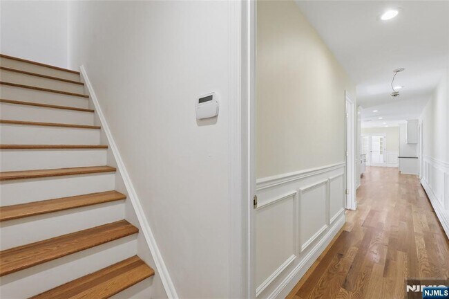 Building Photo - 2 W Saddle River Rd