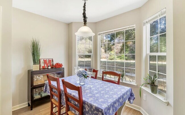Building Photo - Duplex Apartment Close to Downtown Bluffton!